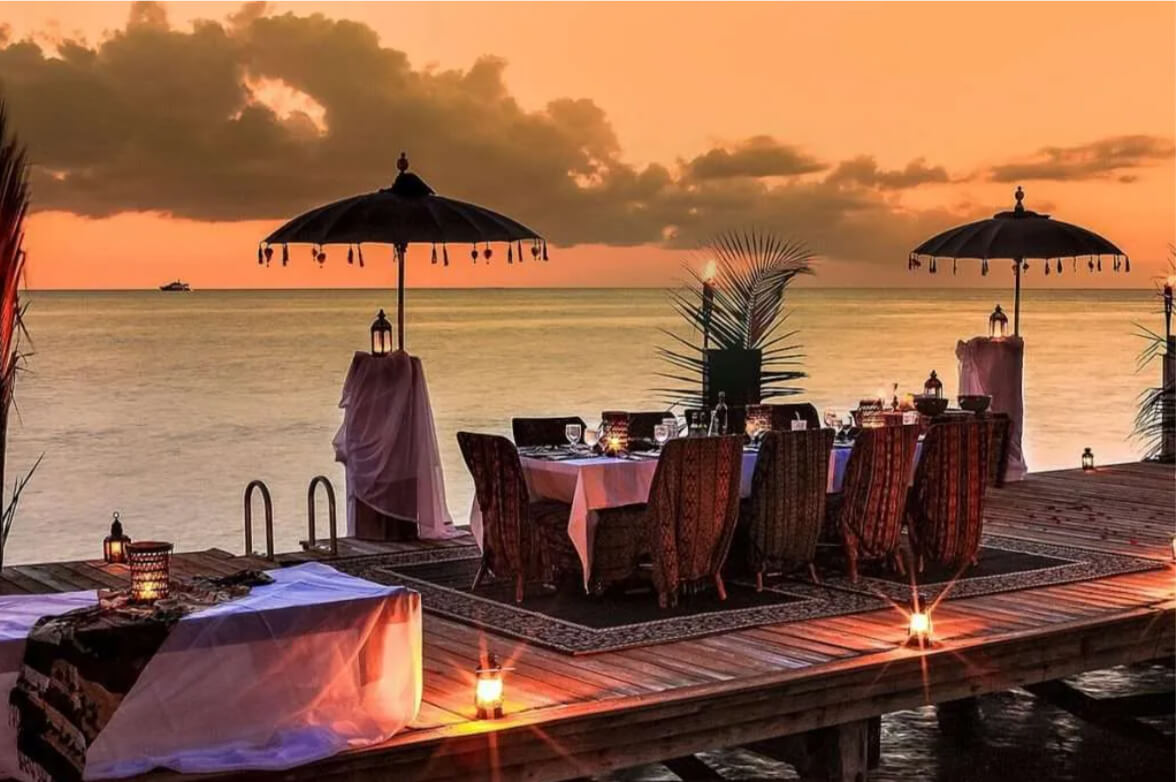 Een mooi gedekte tafel op Mucha Cay bij avondval.